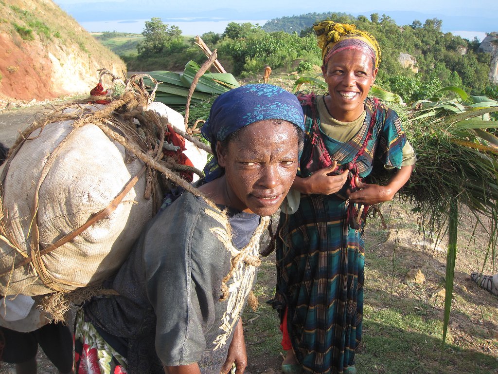 27-Women carry their burden on the mountain.jpg - Women carry their burden on the mountain